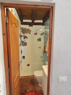 Bathroom - Vacation Home 'El Tablero' with Sea View, Private Terrace and Wi-Fi (Tinajo)