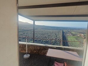 Outdoor dining - Vacation Home 'El Tablero' with Sea View, Private Terrace and Wi-Fi (Tinajo)