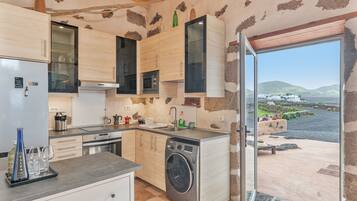 Frigorífico, microondas, horno y placa de cocina