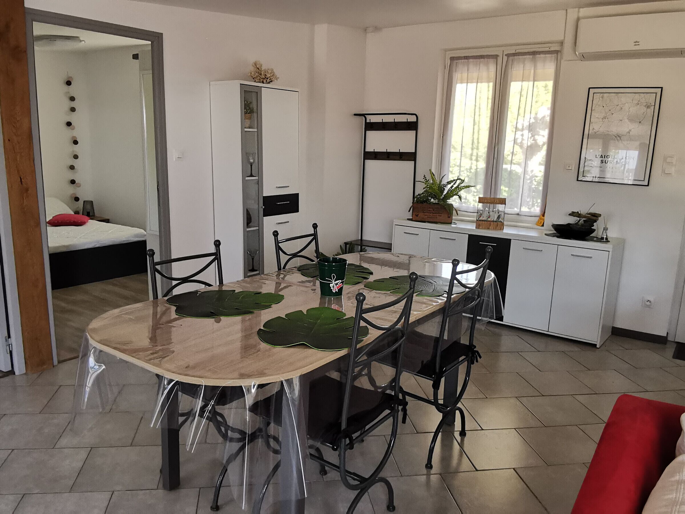 Ett kompakt bostadsutrymme med matplats, pentry och sovrum.
