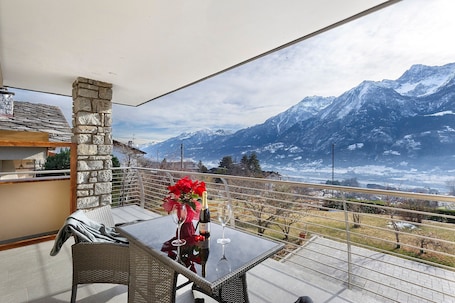Outdoor dining. Alpenglow Maison Lugon – Mountain Views 5 Minutes from Aosta