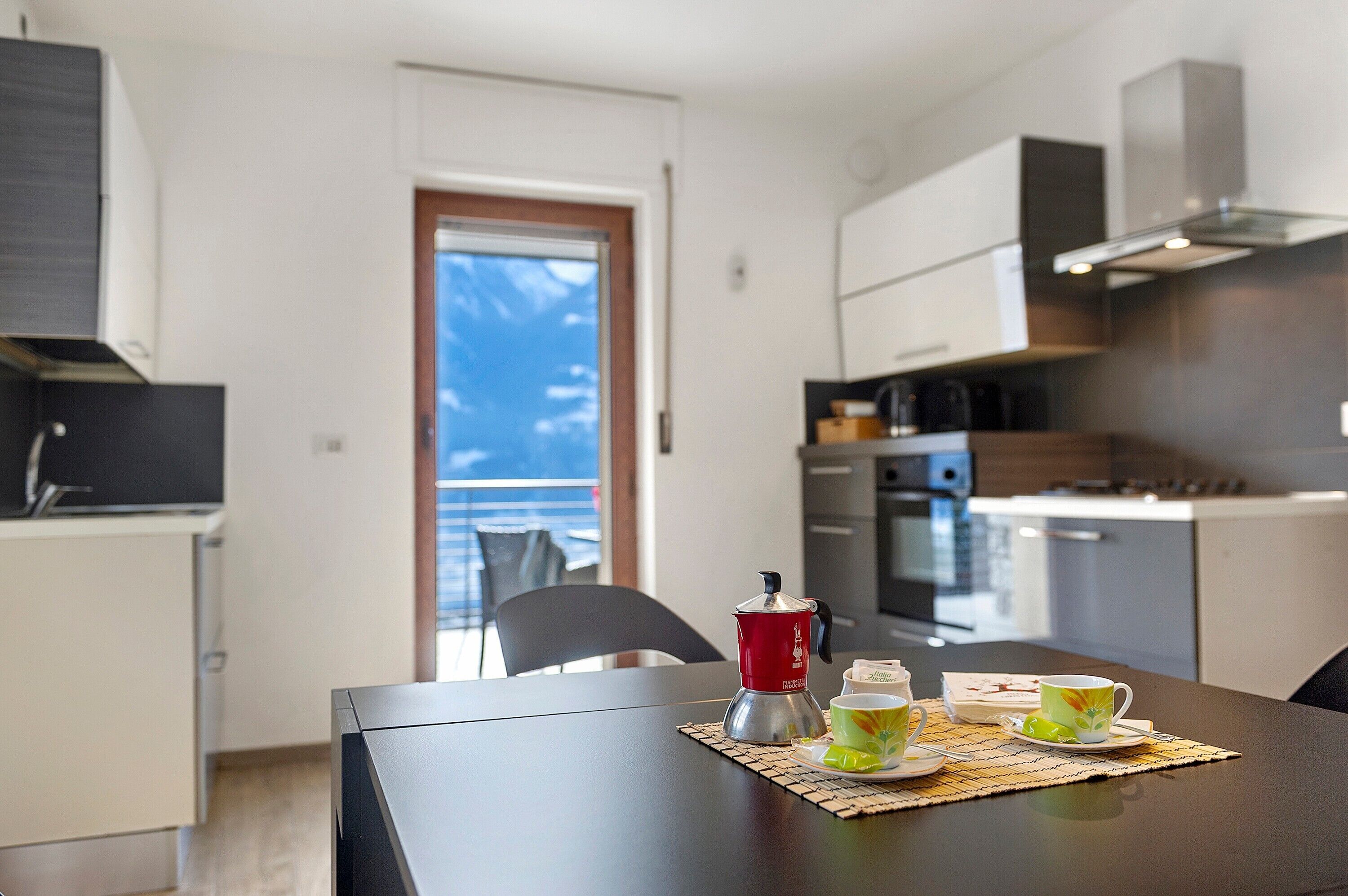 Fridge, oven, stovetop, coffee/tea maker
