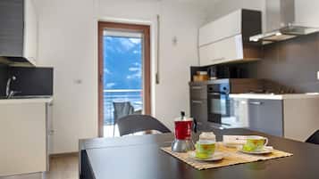 Fridge, oven, stovetop, coffee/tea maker
