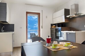 Fridge, oven, stovetop, coffee/tea maker