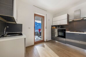 Fridge, oven, stovetop, coffee/tea maker