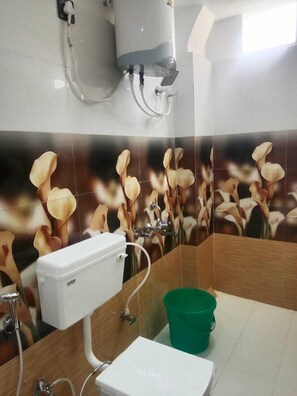 Standard Room | Bathroom | Towels - Birdstay (Karchana)