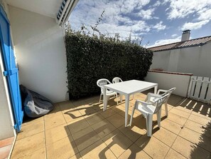 Outdoor dining - T2 Apartment 100m from the beach with private parking (La Tranche-sur-Mer)