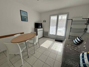 TV - T2 Apartment 100m from the beach with private parking (La Tranche-sur-Mer)