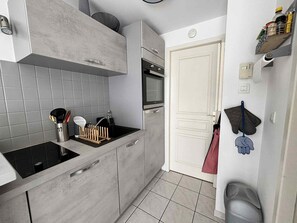 Fridge, microwave, oven, stovetop - T2 Apartment 100m from the beach with private parking (La Tranche-sur-Mer)
