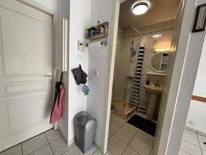 Bathroom - T2 Apartment 100m from the beach with private parking (La Tranche-sur-Mer)