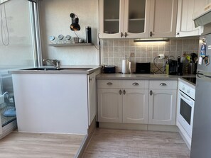 Fridge, microwave, oven, stovetop - Gruissan: T2 with Air Conditioning & Parking Near Village (Gruissan)