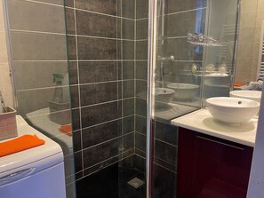 Bathroom - Gruissan: T2 with Air Conditioning & Parking Near Village (Gruissan)