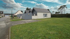 A residential area with modern houses, a well-maintained lawn, and a clear sky. - Accessible studio near beach, pets allowed (Siouville-Hague)