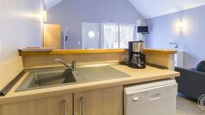 A kitchenette with a sink, a coffee maker, and a dishwasher. - Accessible studio near beach, pets allowed (Siouville-Hague)