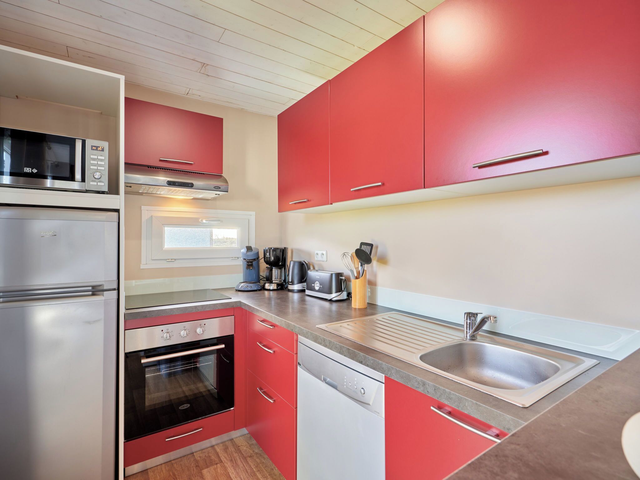 Refrigerador, microondas, horno y lavavajillas 