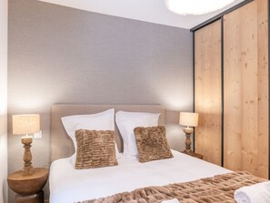 3 bedrooms, free WiFi, bed sheets - Alpe d'Huez: New residence at the slopes with parking (Huez)