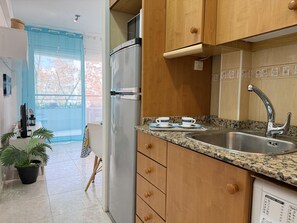 Fridge, microwave, stovetop, coffee/tea maker - Cozy Studio 150m from Beach with Wifi and Air Conditioning (Salou)