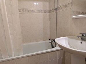 Bathroom - Spacious 2-room with parking - Font-Romeu Center (Font-Romeu-Odeillo-Via)