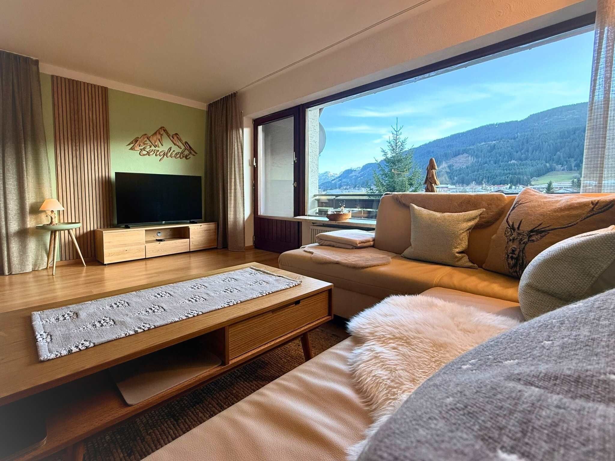 TV, fotballspill og kontorer