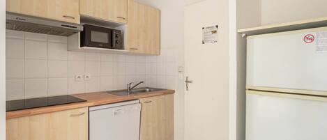 Apartment | Private kitchen | Fridge, microwave, dishwasher, coffee/tea maker