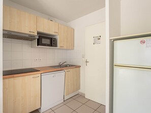 Apartment | Private kitchen | Fridge, microwave, dishwasher, coffee/tea maker - Sun-drenched Coastal Garden Retreat (Ondres)