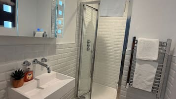 Luxury Apartment, 2 Bedrooms, Beach View | Bathroom