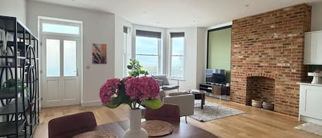 Luxury Apartment, 2 Bedrooms, Beach View | Living area