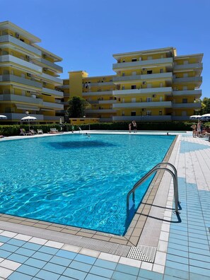 Apartemen, 2 kamar tidur, balkon | Kolam renang | Kolam renang outdoor