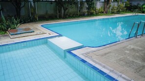 Outdoor pool - Pakuan Residence Hotel (Bogor)
