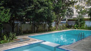Outdoor pool - Pakuan Residence Hotel (Bogor)