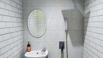 Chuveiro, toalhas de banho, sabonete, shampoo