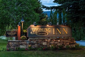 A sign for Wyoming Inn with a stone base and a lamp post. - Getaway To Ski Resorts + Free Shuttle & Hot Tub (Jackson)