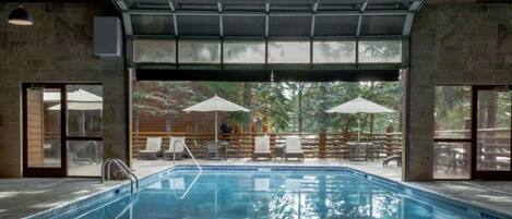 Innendørsbasseng og et oppvarmet basseng