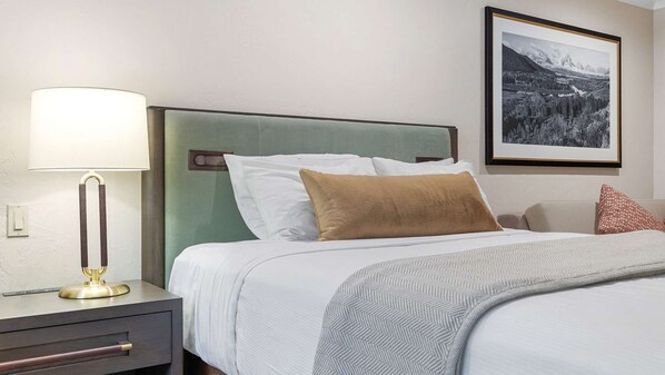 Desk, iron/ironing board, WiFi, bed sheets - Steps from Downtown Jackson + Sauna & Pool (Jackson)
