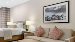 Desk, iron/ironing board, WiFi, bed sheets - Steps from Downtown Jackson + Sauna & Pool (Jackson)