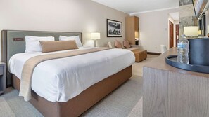 Escritorio, tabla de planchar con plancha, wifi y ropa de cama