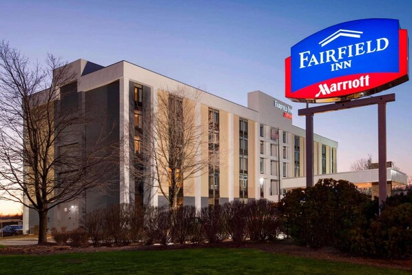 Un bâtiment d’hôtel Fairfield Inn Marriott doté d’une architecture moderne, avec une enseigne bien visible et une pelouse bien entretenue.