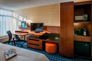 Een bureau, een strijkplank/strijkijzer, wifi, beddengoed