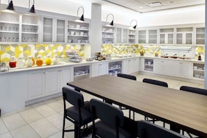 Dining - Cleveland Getaway | Free Breakfast & Parking. Pool (Lyndhurst)