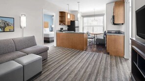 TV, fireplace, books - Minutes to CU Boulder + Free Breakfast & Pool (Broomfield)