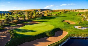 Golf - Minutes to CU Boulder + Free Breakfast & Pool (Broomfield)