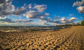 Beach - Near Cleveland Clinic | Bistro + Free Shuttle (Cleveland)