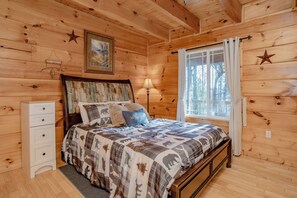 3 bedrooms, iron/ironing board, free WiFi, bed sheets - StargazingCentral: PartMtnView, S/Secluded, HotTub, Wifi, Games, Yard, Fire Pit (Sevierville)