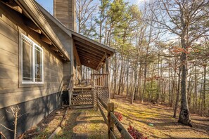Property grounds - StargazingCentral: PartMtnView, S/Secluded, HotTub, Wifi, Games, Yard, Fire Pit (Sevierville)