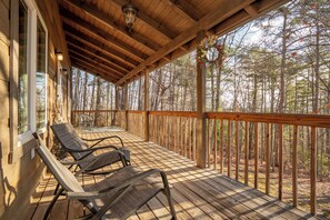 Property grounds - StargazingCentral: PartMtnView, S/Secluded, HotTub, Wifi, Games, Yard, Fire Pit (Sevierville)