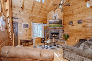 TV, fireplace, video games - StargazingCentral: PartMtnView, S/Secluded, HotTub, Wifi, Games, Yard, Fire Pit (Sevierville)