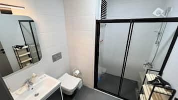 Deluxe-Haus, Balkon, Stadtblick | Badezimmer | Dusche, kostenlose Toilettenartikel, Haartrockner, Handtücher