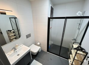 Deluxe-Haus, Balkon, Stadtblick | Badezimmer | Dusche, kostenlose Toilettenartikel, Haartrockner, Handtücher