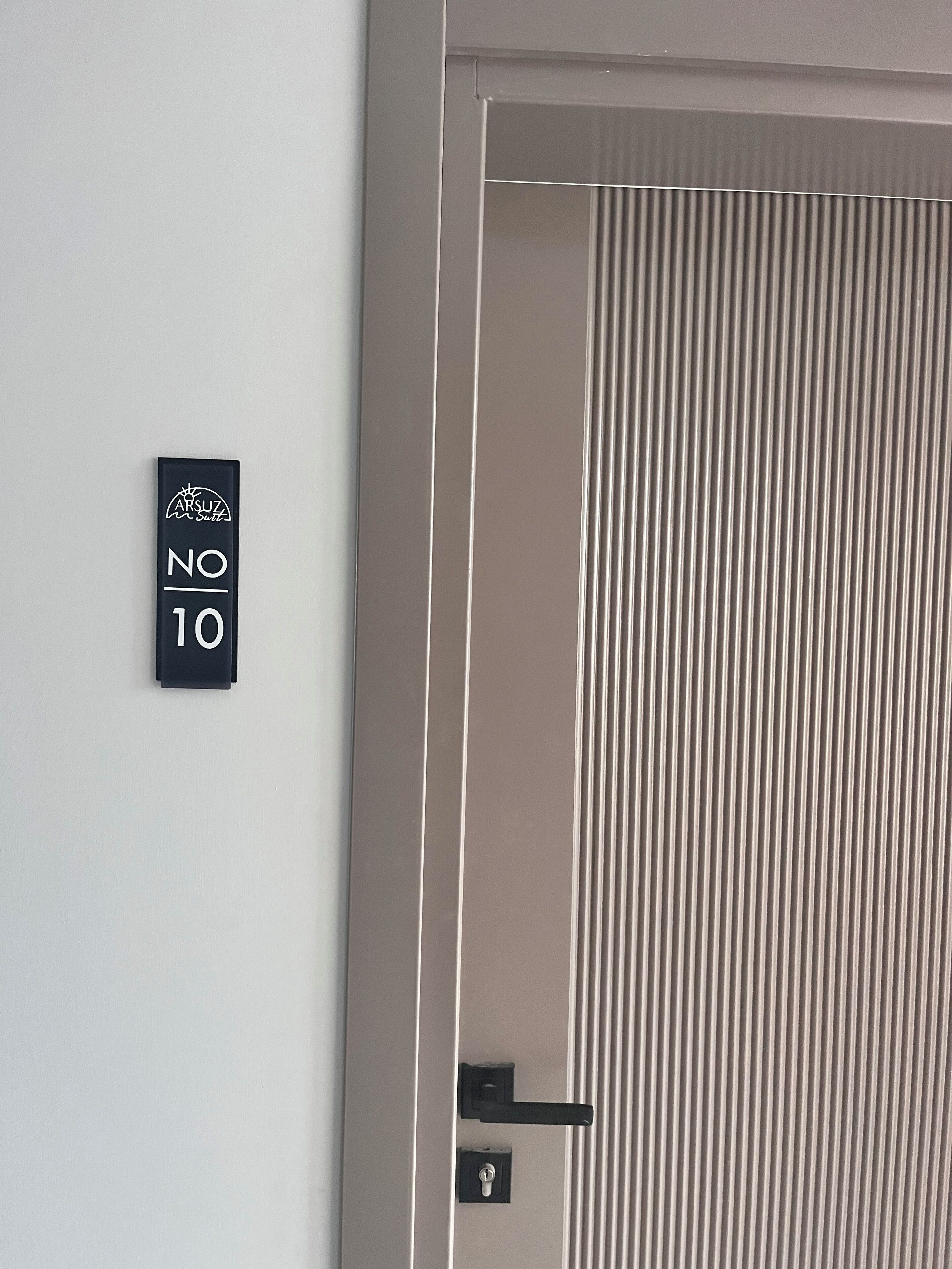 Minibar, espacio para trabajar con laptop y cortinas blackout 