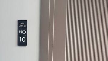 Minibar, espacio para trabajar con laptop y cortinas blackout